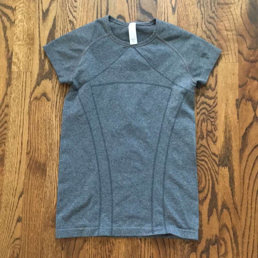Excellent gray Ivivva short sleeve top, sz 14
